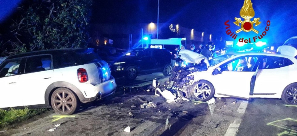 Schianto tra due auto nella notte: ferite le conducenti e mezzi distrutti